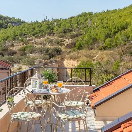 Gasthuis Ferdo 1 Makarska